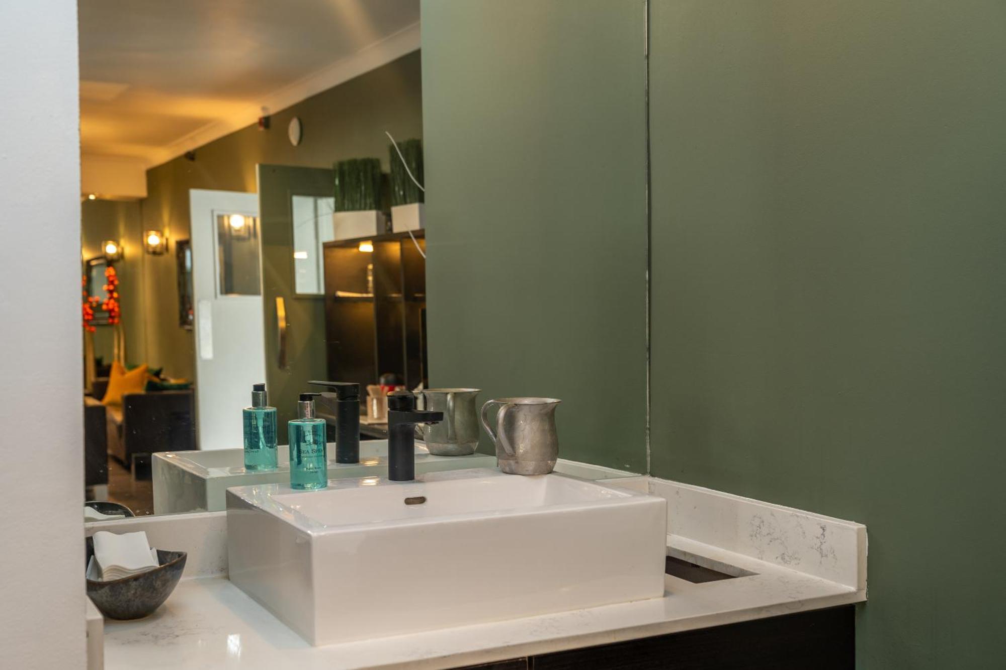 Croft Court Hotel Лондон Экстерьер фото